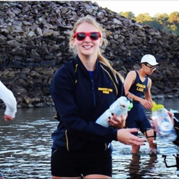 Meet your Posher, Tori - Picture 4 of 4